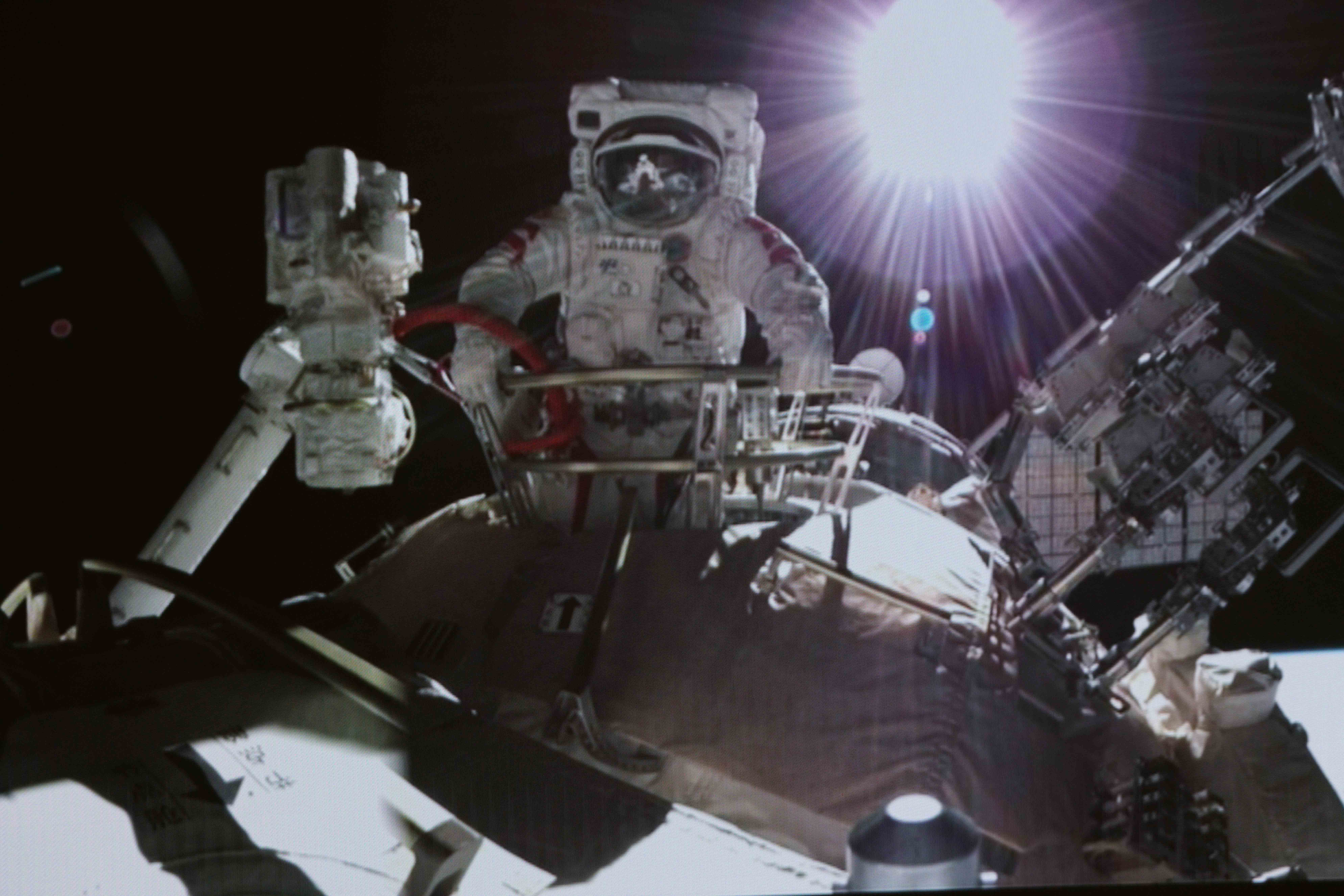 中国の宇宙ステーション ２飛行士が船外活動 写真5枚 国際ニュース Afpbb News