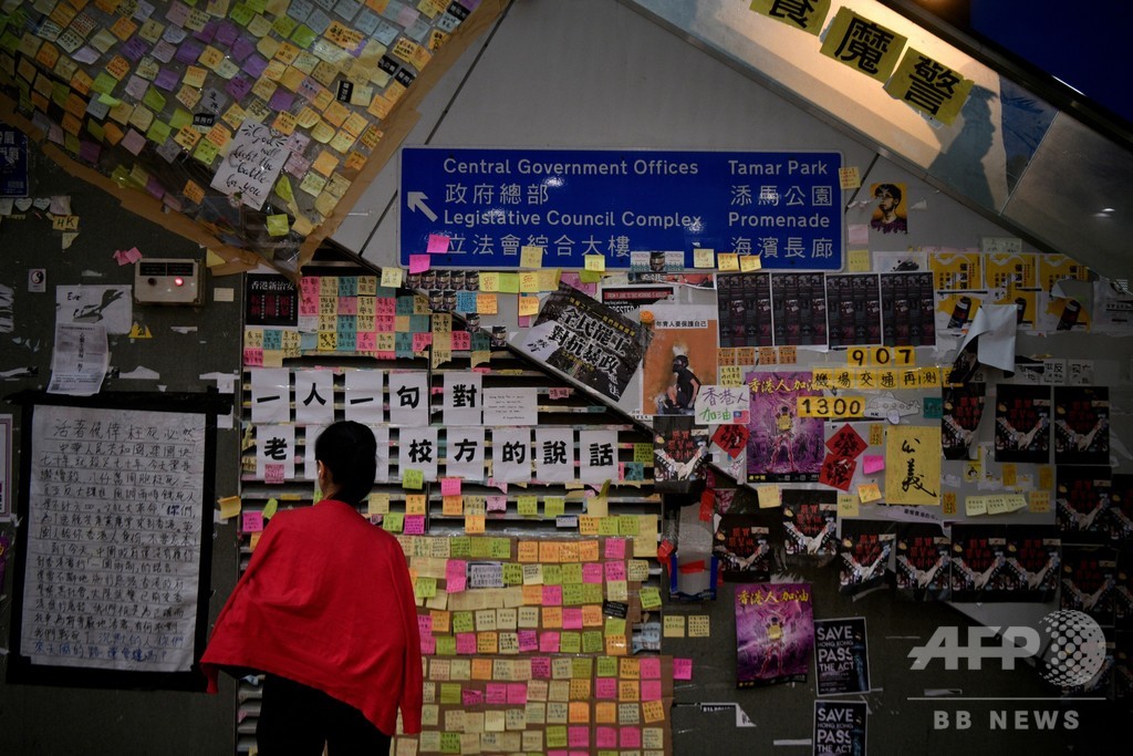 香港民主活動家が襲撃される、刃物で首と腹部を負傷 香港民主活動家が襲撃される、刃物で首と腹部を負傷