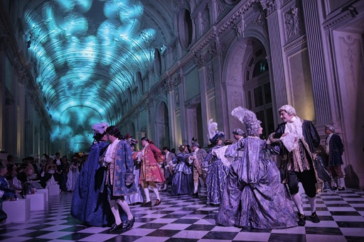 18世紀の衣装で舞う、王宮で舞踏会を再現 イタリア 写真20枚 国際