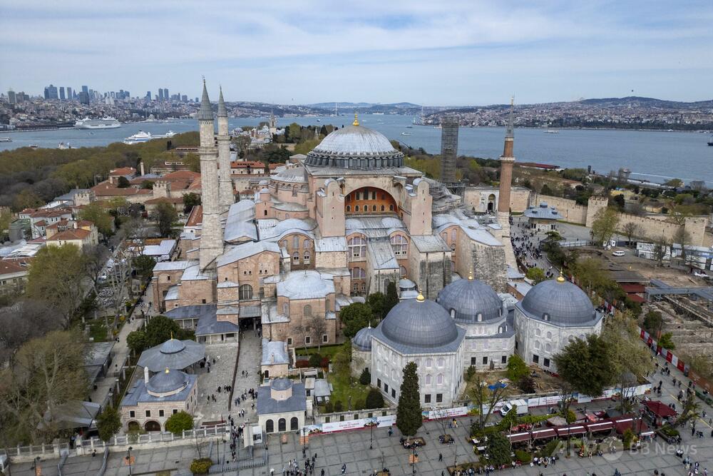 モスクとして使われている世界遺産「アヤソフィア」で正教の旗、ギリシャ人2人逮捕 トルコ