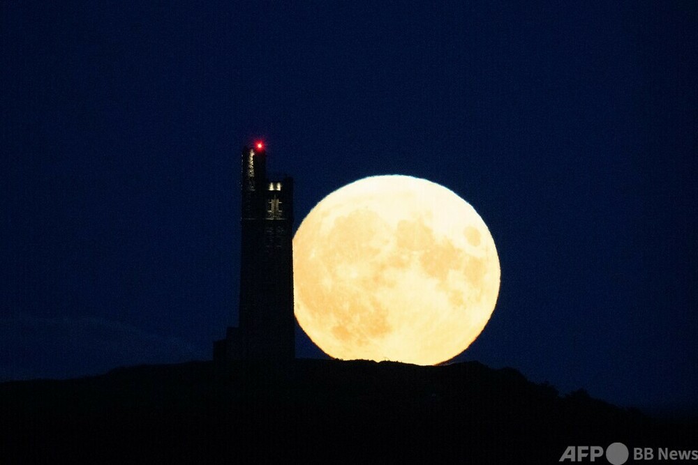 13年ぶり「スーパーブルームーン」 土星との共演も 写真34枚 国際