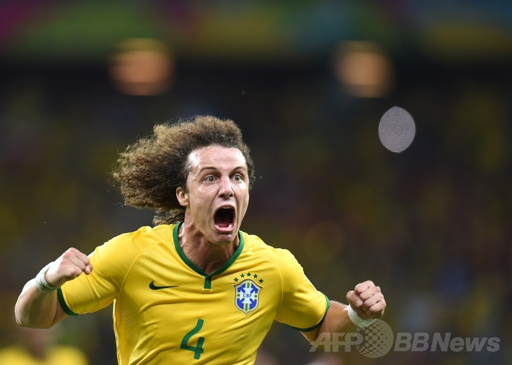 ブラジルがコロンビア下し準決勝へ、ネイマールは負傷し担架で運ばれる