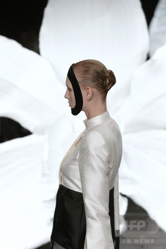 アンティークの着物をモチーフに、「アレキサンダー・マックイーン」15年春夏 