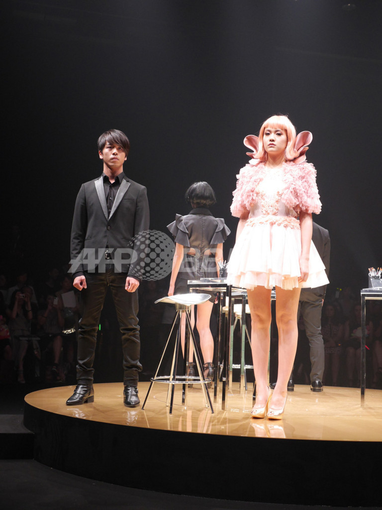 「シュウ ウエムラ」×村上隆、クリスマスコレクション発表イベント開催