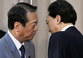 国会内で開かれた民主党の臨時両院議員総会で辞意を表明した後、小沢一郎（Ichiro Ozawa）同党幹事長と握手をする鳩山由紀夫（Yukio Hatoyama）首相（2010年6月2日撮影）。(c)AFP/Yoshikazu TSUNO