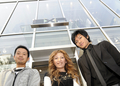 東京のショップで、スタッフと一緒にポーズをとる渋谷ザニー（Zarny Shibuya）さん（2008年4月22日撮影）。(c)AFP/TOSHIFUMI KITAMURA