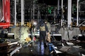 ロシアによるミサイル攻撃を受けたウクライナ・ハルキウ州の郵便施設で、被害状況を確認する警察官ら（2023年10月21日撮影）。(c)SERGEY BOBOK / AFP
