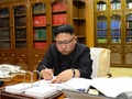 朝鮮中央通信（KCNA）が配信した、大陸間弾道ミサイル（ICBM）発射実験の指令書に署名する金正恩朝鮮労働党委員長の写真（2017年7月4日配信）。(c)AFP/KCNA VIA KNS