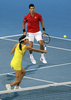 テニス男女混合国別対抗戦、第25回ホップマンカップ（Hopman Cup XXV）は5日、オーストラリアのパース（Perth）で決勝が行われ、大会第1シードのセルビアは1勝2敗で第4シードのスペインに敗れた。

混合ダブルスの試合に臨むセルビアのノバク・ジョコビッチ（Novak Djokovic）/アナ・イワノビッチ（Ana Ivanovic）組（2013年1月5日撮影）。(c)AFP/Tony ASHBY