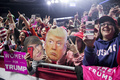 米インディアナ州フォートウェインで開かれた選挙集会で、ドナルド・トランプ大統領が演説するなか、歓声を上げる支持者たち（2018年11月5日撮影）。(c)Jim WATSON / AFP