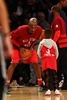 NBAオールスターゲーム2016。ロサンゼルス・クリッパーズのクリス・ポールの息子と一緒に試合前の練習に臨むロサンゼルス・レイカーズのコービー・ブライアント（2016年2月14日撮影）。(c)AFP/Getty Images/Elsa