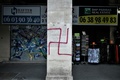 フランス・パリのリボリ通りで、柱に描かれたかぎ十字（2020年10月11日撮影）。(c)STEPHANE DE SAKUTIN / AFP