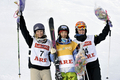 競技を終え笑顔でポーズをとる（左から）2位のクリスティ・リチャーズ、優勝を果たした上村愛子、3位のエミコ・トリト。(c)AFP/JANERIK HENRIKSSON