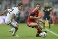 サッカー欧州チャンピオンズリーグ2013-14（UEFA Champions League 2013-14）準決勝第2戦、バイエルン・ミュンヘン（Bayern Munich）対レアル・マドリード（Real Madrid）。ボールを競るレアル・マドリードのアンヘル・ファビアン・ディ・マリア（Angel Fabian Di Maria、左）とバイエルン・ミュンヘンのフィリップ・ラーム（Philipp Lahm、2014年4月29日撮影）。(c)AFP/CHRISTOF STACHE