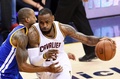 14-15NBAファイナル、クリーブランド・キャバリアーズ対ゴールデンステイト・ウォリアーズ。ゴールデンステイト・ウォリアーズのアンドレ・イグダーラに対してドライブを仕掛けるクリーブランド・キャバリアーズのレブロン・ジェームズ（2015年6月16日撮影）。(c)AFP/Getty Images/Jason Miller