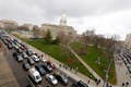 米ミシガン州の州都ランシングで、車に乗ったまま州議事堂の周囲で抗議デモを行う人々（2020年4月15日撮影）。(c)JEFF KOWALSKY / AFP