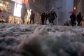 米ニューヨークのタイムズスクエアで、大雪の中を歩く人々（2015年1月26日撮影）。(c)AFP/JEWEL SAMAD