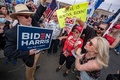 米アリゾナ州フェニックスのマリコパ郡選挙事務所の前で、ドナルド・トランプ大統領の支持者が集まっている中で抗議するジョー・バイデン副大統領の支持者（2020年11月6日撮影）。(c)OLIVIER  TOURON / AFP