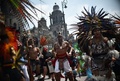 メキシコの首都メキシコ市ソカロ広場で行われたスペインによるアステカ帝国征服500年の式典に参加する先住民族（2021年8月13日撮影）。(c)RODRIGO ARANGUA / AFP