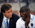 ソル・キャンベル（%%Sol Campbell%%、右）と言葉を交わすポーツマスのハリー・レドナップ（%%Harry Redknapp%%）監督。（2008年7月27日撮影）(c)AFP