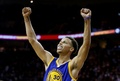 14-15NBAファイナル、クリーブランド・キャバリアーズ対ゴールデンステイト・ウォリアーズ。勝利を確信し喜ぶゴールデンステイト・ウォリアーズのステフェン・カリー（2015年6月16日撮影）。(c)AFP/Getty Images/Ezra Shaw