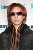 X JAPANのYOSHIKIが23日、自身のラジオ番組「YOSHIKIラジオ」のスタートを発表するため、米ニューヨーク（New York）のシリウスXM（SiriusXM）スタジオを訪れた（2011年5月23日撮影）。(c)AFP/Getty Images/Roger Kisby
