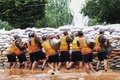 中国・江西省九江で、ハ陽湖付近に応急堤防を築く兵士ら（2020年7月14日撮影）。(c)STR / AFP