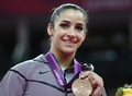 ロンドン五輪は7日、ノース・グリニッジ・アリーナ（North Greenwich Arena）で体操女子種目別の平均台決勝が行われ、米国のアレクサンドラ・レイズマン（Alexandra Raisman）が15.066点で銅メダルを獲得した。

表彰式で銅メダルを手にポーズをとる米国アレクサンドラ・レイズマン（2012年8月7日撮影）。(c)AFP/THOMAS COEX