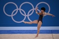 東京五輪、体操女子種目別ゆか決勝の演技に臨む村上茉愛（2021年8月2日撮影）。(c)Lionel BONAVENTURE/ AFP