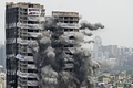 インド・ニューデリー郊外のノイダに立つ超高層住宅「ツインタワーズ」の爆破解体の様子（2022年8月28日撮影）。(c)Sajjad HUSSAIN / AFP