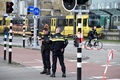 オランダ・ユトレヒトで、路面電車の車内で発砲事件が起きた現場に出動した警察官ら（2019年3月18日撮影）。(c)JOHN THYS / AFP