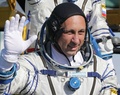カザフスタン・バイコヌール宇宙基地で、ロシアの宇宙船ソユーズに乗り込むアントン・シュカプレロフ宇宙飛行士。ロスコスモス提供（2021年10月5日撮影・公開）。(c)AFP PHOTO / Russian space agency Roscosmos