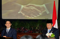 2007年8月20日、インドネシア大統領府で安倍晋三（Shinzo Abe）首相（左）と共同記者会見を行うスシロ・バンバン・ユドヨノ（Susilo Bambang Yudhoyono）大統領。(c)AFP/Bay ISMOYO