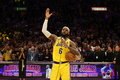 22-23NBA、ロサンゼルス・レイカーズ対オクラホマシティ・サンダー。NBAの歴代最多得点記録を更新し、スピーチを行うロサンゼルス・レイカーズのレブロン・ジェームズ（2023年2月7日撮影）。(c)Harry How/Getty Images/AFP