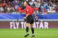 サッカーアジアカップ、グループB、オーストラリア対インド。試合を裁く山下良美主審（中央、2024年1月13日撮影）。(c)HECTOR RETAMAL/ AFP