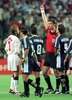 フランス・サンテティエンヌ（Saint-Etienne）のスタッド・ジェフリー・ギシャール（Geoffroy Guichard）で行われた1998年サッカーW杯フランス大会（1998 World Cup）決勝トーナメント、アルゼンチン対イングランドの試合で、レッドカードを出されるイングランド代表のデビッド・ベッカム（David Beckham、1998年6月30日撮影）。(c)AFP