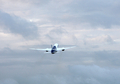 全日本空輸（All Nippon Airways、ANA）に25日引き渡された米航空機大手ボーイング（Boeing）の新世代旅客機「ボーイング787ドリームライナー（Boeing 787 Dreamliner）」1号機が28日、東京・羽田空港に到着した。

前日、明け方の曇り空のもと、予定より45分遅れで米ワシントン（Washington）州エバレット（Everett）のペインフィールド（Paine Field）空港を離陸した787は28日午前9時過ぎ、羽田空港に到着。多くの報道陣、航空ファンらに迎えられた。

1機平均2億200万ドル（約155億円）、乗客定員は330席。当初の予定では2008年初めに最初の機体が全日空に納入される予定だった。ボーイングにとってドリームライナーは、軽量化を図った中型旅客機の成功を賭けた存在でもある。

全日空は来月26日、成田発香港行きの便で、787を世界で初めて導入する。その後、羽田－北京（Beijing）や羽田－フランクフルト（Frankfurt）線でも運航していく。

写真は米ワシントン州エバレットのペインフィールド空港を離陸したボーイング787ドリームライナー1号機（2011年9月27日撮影）。(c)AFP/KEVIN P. CASEY