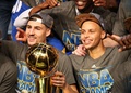 14-15NBAファイナル、クリーブランド・キャバリアーズ対ゴールデンステイト・ウォリアーズ。ファイナル制覇を果たし、トロフィーを手に記念撮影を行うゴールデンステイト・ウォリアーズのクレイ・トンプソンとステフェン・カリー（2015年6月16日撮影）。(c)AFP/Getty Images/Ezra Shaw