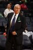 マイアミ・ヒート戦で戦況を見守るシャーロット・ボブキャッツのラリー・ブラウン（%%Larry Brown%%）ヘッドコーチ。（2009年4月3日撮影）(c)AFP/Getty Images/NBAE/Kent Smith