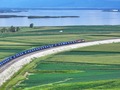 コンテナ５５個を積み、同江北駅を出発する「中欧班列」（ドローンから、2024年8月9日撮影）。(c)Xinhua News