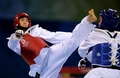 北京五輪テコンドー・女子67キロ級決勝に臨むカナダのカリン・セルジェリーと韓国の黄敬善（右）。（2008年8月22日撮影）(c)AFP/JUNG YEON-JE