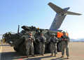 2008年2月15日、韓国の大邱（Daegu）にある大邱空軍基地（Daegu Air Base）にアラスカ（Alaska）から到着した米軍のストライカー旅団（Stryker Platoon）。(c)AFP/KIM JAE-HWAN