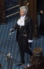 女性として初めて黒杖（こくじょう）官に就任したサラ・クラークさん。英ロンドンの議会上院で（2018年2月20日撮影）。(c) AFP PHOTO / POOL / Victoria Jones