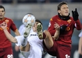 レアル・マドリードの選手とボールを競り合うローマのフランチェスコ・トッティ（%%Francesco Totti%%）。(c)AFP/ANDREAS SOLARO