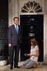 英ロンドンのマダム・タッソーろう人形館でキャメロン英首相のろう人形の靴を磨くスタイリスト（2015年5月26日撮影）。(c)AFP/LEON NEAL