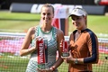 女子テニス、ベット1オープン、シングルス決勝。トロフィーを手にポーズをとる優勝のペトラ・クビトバ（左）とドナ・ヴェキッチ（2023年6月25日撮影）。(c)Tobias SCHWARZ / AFP
