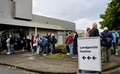 ドイツ・イツェホーの裁判所で、ナチス・ドイツのシュトゥットホーフ強制収容所の秘書だったイルムガルド・フルヒナー被告の公判を傍聴するために並ぶ人々（2021年9月30日撮影）。(c)Axel Heimken / AFP