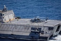 米海軍沿海域戦闘艦「モービル」とシコルスキーMH60Rシーホーク。南シナ海で実施された日米豪比の共同訓練で。オーストラリア軍提供（2024年4月7日撮影、8日提供）。(c)Leo BAUMGARTNER / AUSTRALIAN DEPARTMENT OF DEFENCE / AFP