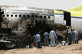 スーダンの首都ハルツーム（Khartoum）の空港で、前夜にスーダン航空（Sudan Airways）の旅客機が着陸時に炎上した現場で活動する救助隊（2008年6月11日撮影）。(c)AFP/ISAM AL-HAJ
