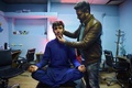 アフガニスタンのオーディション番組に出場し、カナダのジャスティン・トルドー首相に似ているとして有名になったアブドゥル・サラム・マフトゥンさん（左）。アフガニスタン首都カブールのスタジオにて（2019年1月13日撮影）。(c)WAKIL KOHSAR / AFP